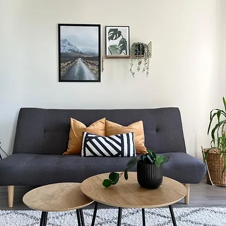 Spacious With Free Parking Apartment *
