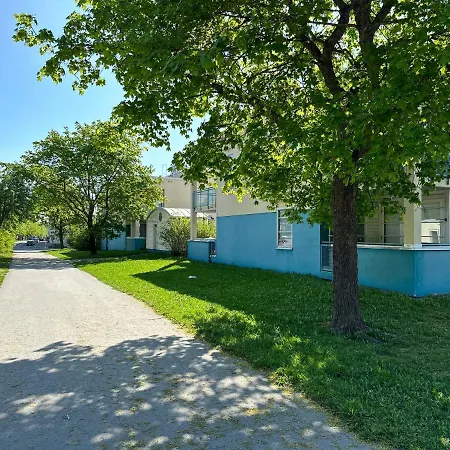 Spacious With Free Parking Apartment